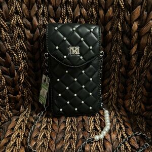 NWT!!! Badgley Mischka:New.
Pearl Black Phone Case with insert.